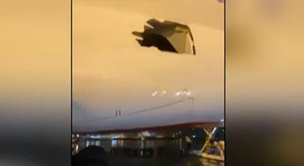 Πτήση-εφιάλτης: Αεροσκάφος έφτασε Αυστραλία με τρύπα στην άτρακτο