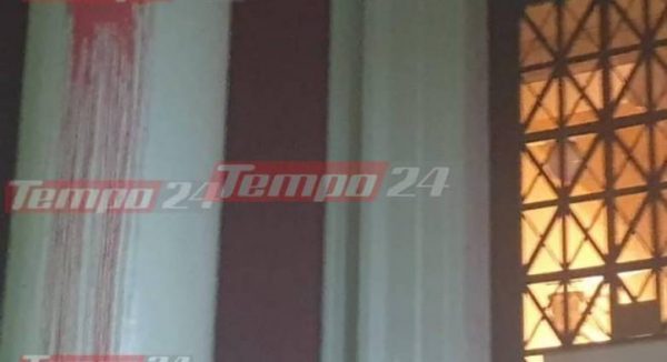 Πάτρα: Επίθεση στο Δικαστικό Μέγαρο – Νεαροί πέταξαν μπογιές