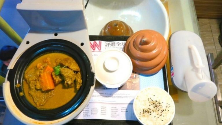 Toilet Restaurant: Το εστιατόριο που σερβίρει φαγητό μέσα σε… λεκάνες