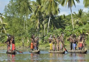 Φυλή Asmat: Τρώει τη σάρκα των εχθρών της και κοιμάται πάνω σε ανθρώπινα κρανία