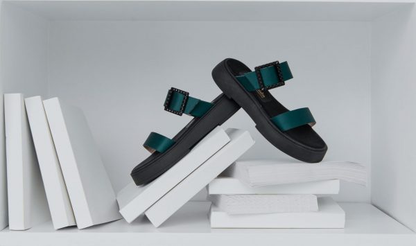 Ένα ζευγάρι mules με κοινή υπογραφή και made in Greece ταυτότητα