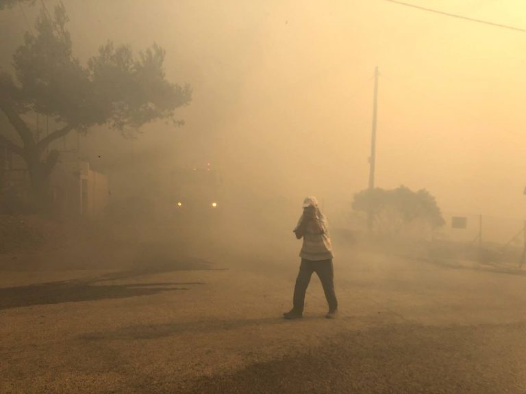 Φωτιά: Δωρεάν φιλοξενία σε όσους επλήγησαν από την πυρκαγιά στην Αττική – Πού πρέπει να απευθυνθούν
