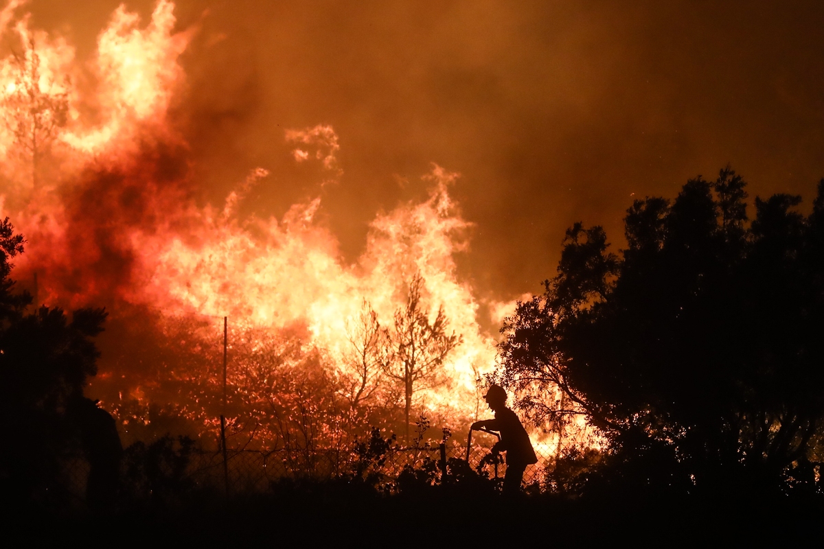Φωτιά στα Μέγαρα: Συναγερμός στην πυροσβεστική - Αναζωπύρωση εστίας στη Λούμπα