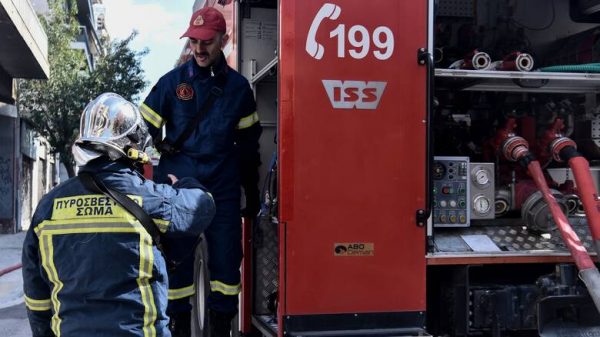 Φωτιά στη λεωφόρο Μαραθώνος – Σπεύδουν πυροσβεστικές δυνάμεις
