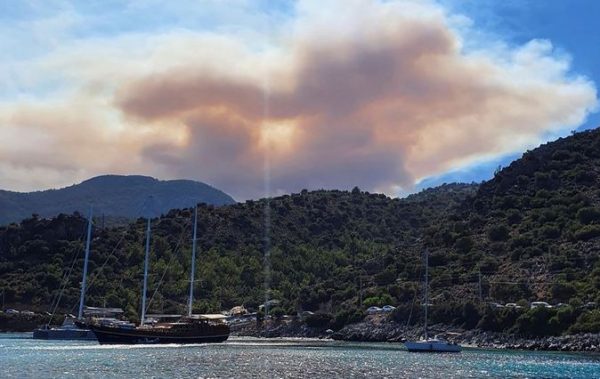 Τουρκία: Τεράστια φωτιά στην Ντάτσα – Καίγονται σπίτια – 30 εναέρια μέσα στις προσπάθειες κατάσβεσης