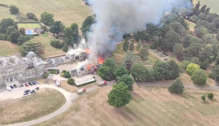 Bridgerton: Πυρκαγιά στο σετ γυρισμάτων – Μεγάλο τμήμα του καταστράφηκε ολοσχερώς