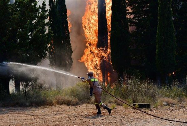 Φωτιά: Μάχη της πυροσβεστικής σε τρία μέτωπα – Πυρκαγιά σε Αττική, Εύβοια, Ηλεία