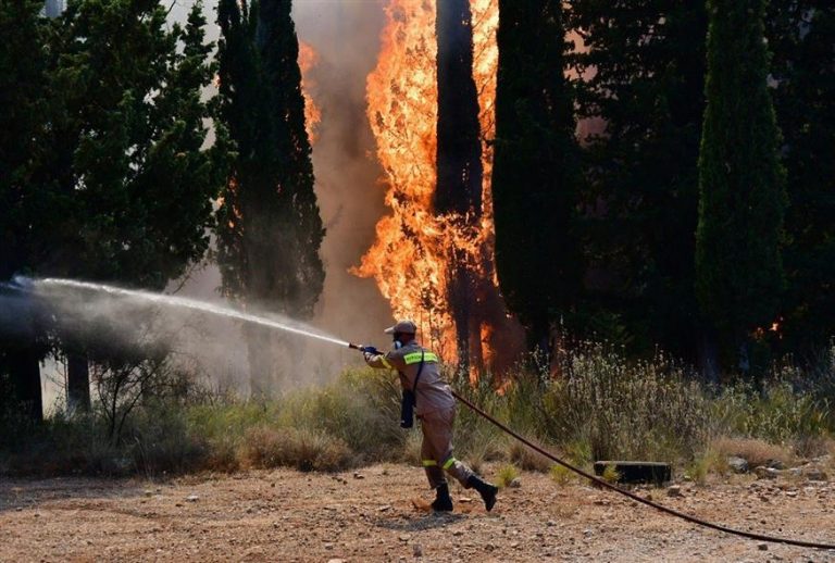 Φωτιά: Μάχη της πυροσβεστικής σε τρία μέτωπα – Πυρκαγιά σε Αττική, Εύβοια, Ηλεία