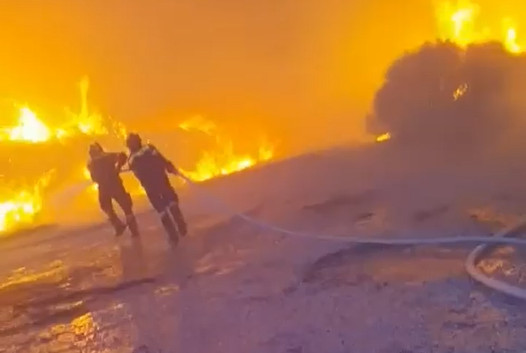 Πεντέλη: Η στιγμή που πυροσβέστες περικυκλώνονται από την πύρινη λαίλαπα