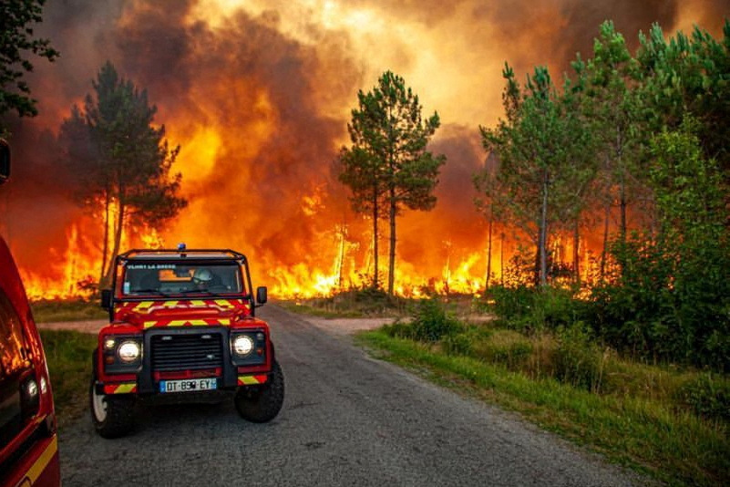 «Καύσωνας – Αποκάλυψη» στη Δυτική Ευρώπη: Τεράστιες φωτιές, εκατοντάδες νεκροί από τη ζέστη
