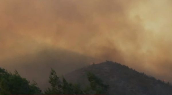 Φωτιά στην Πεντέλη: Εκκενώνεται το Ντράφι –  Στα 500 μέτρα από τα πρώτα σπίτια η πυρκαγιά