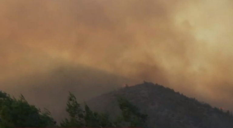 Φωτιά στην Πεντέλη: Εκκενώνεται το Ντράφι –  Στα 500 μέτρα από τα πρώτα σπίτια η πυρκαγιά