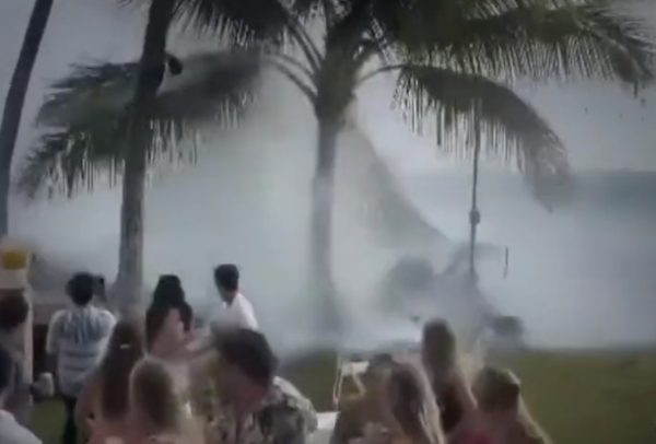 Πελώριο κύμα κατέστρεψε γαμήλιο πάρτι στη Χαβάη