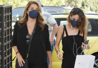 Τόλης Βοσκόπουλος: Συντετριμμένες Άντζελα Γκερέκου και Μαρία Βοσκοπούλου στο ετήσιο μνημόσυνο