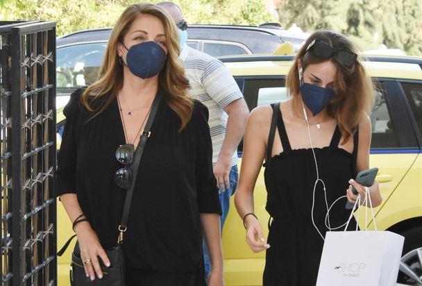 Τόλης Βοσκόπουλος: Συντετριμμένες Άντζελα Γκερέκου και Μαρία Βοσκοπούλου στο ετήσιο μνημόσυνο