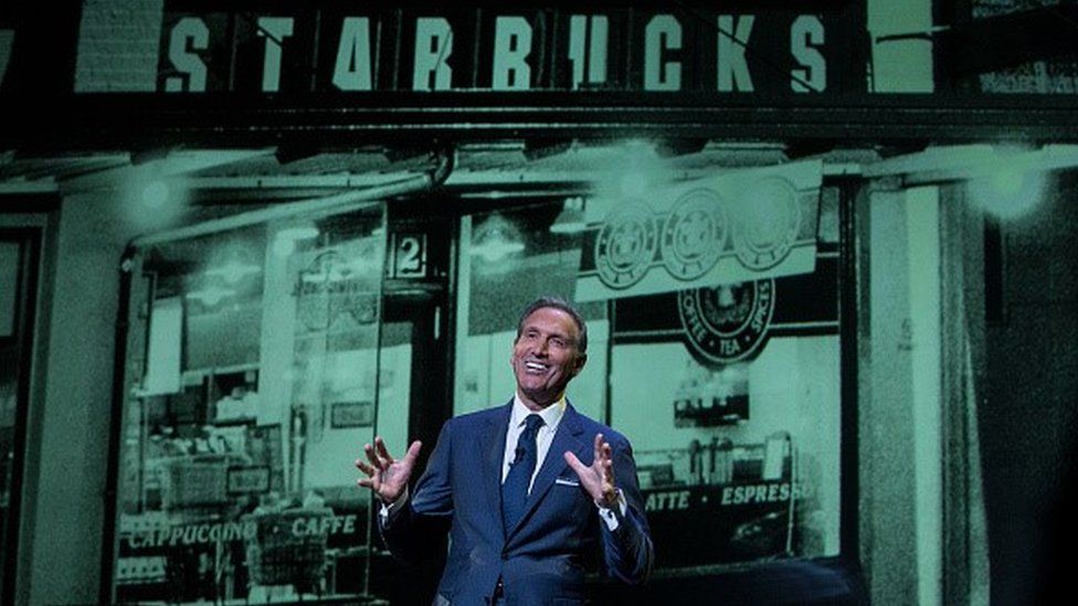 Η ιστορία του δημιουργού των Starbucks – Ξεκίνησε πάμφτωχο παιδί, έχτισε μια αυτοκρατορία και μισεί τον συνδικαλισμό