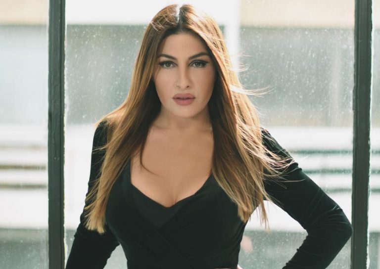 Έλενα Παπαρίζου: Βάζει το μαγιό και ποζάρει ακομπλεξάριστη χωρίς φίλτρα και ρετούς