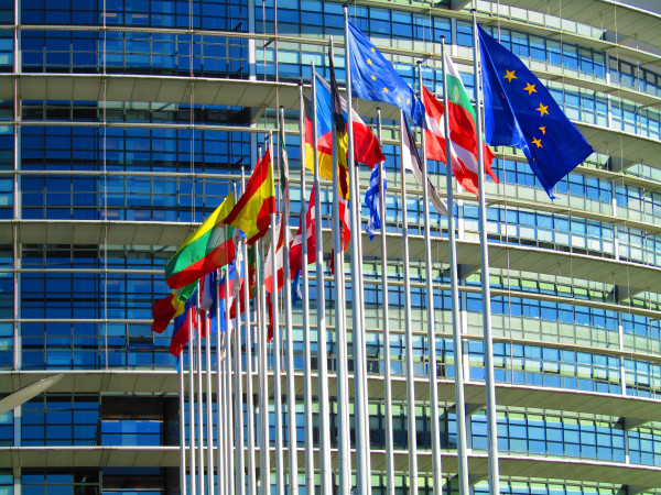 Ευρωπαϊκό Κοινοβούλιο: Να συμπεριληφθεί το δικαίωμα στην άμβλωση στον Χάρτη των Θεμελιωδών Δικαιωμάτων της ΕΕ