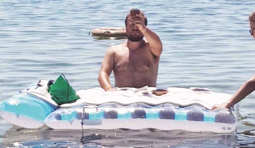 Ιταλία: Ιερέας λειτούργησε με μαγιό μέσα στη θάλασσα – Η εισαγγελία διέταξε έρευνα