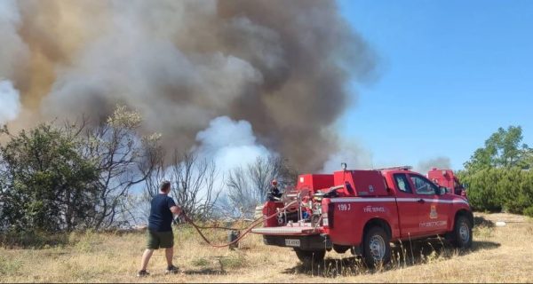 Μαίνεται η φωτιά στην Ηλεία – Ενίσχυση δυνάμεων, σε επιφυλακή για εκκένωση