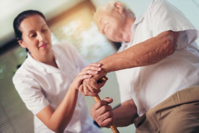 Καμπανάκι για ηλικίες άνω των 65 - Από τι κινδυνεύουν όσοι έχουν μειωμένη μυϊκή μάζα 