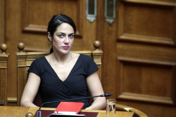 «Εκκενώσαμε άμεσα τις δομές μας στην φλεγόμενη περιοχή» – Όσα είπε η Δόμνα Μιχαηλίδου για τη φωτιά στην Πεντέλη
