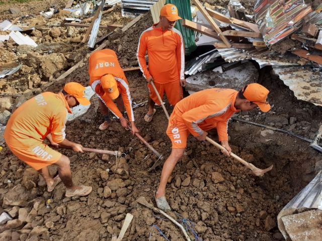 Ινδία: Τουλάχιστον 20 νεκροί και δεκάδες αγνοούμενοι από κατολίσθηση σε εργοτάξιο σιδηροδρομικής γραμμής