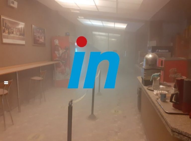 Αποκλειστικό in: Ανοιξε τρύπα στην οροφή του ιστορικού σινεμά Ιντεάλ [φωτό]