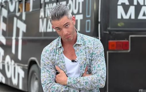 Θεοχάρης Ιωαννίδης: Σμιλεμένοι κοιλιακοί και ξάπλες στην πισίνα