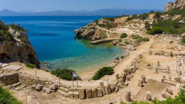 Η μοναδική παραλία κοντά στην Αθήνα μέσα σε αρχαιολογικό χώρο