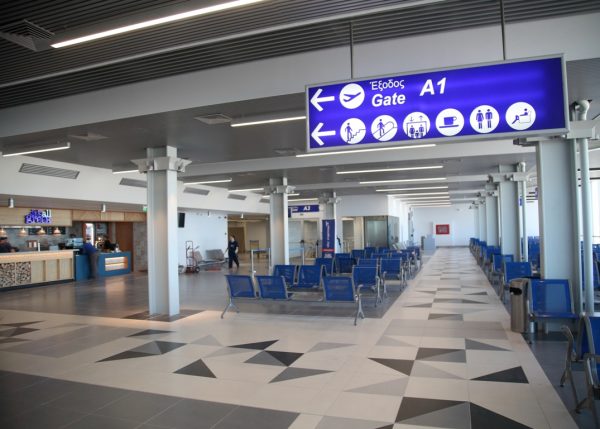 Δύο γυναίκες πιάστηκαν στα χέρια για τα μάτια μιας… Ολλανδέζας – Πανικός στο αεροδρόμιο Ηρακλείου