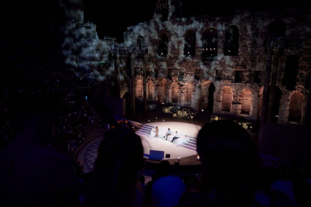 «Θα χαρώ όταν θα έχουμε την πρώτη ελληνόγλωσση σειρά στο Netflix» – Τι συζήτησαν Μητσοτάκης και Σαράντος στο Ηρώδειο