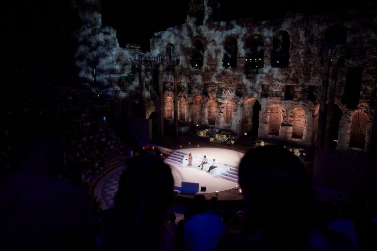 «Θα χαρώ όταν θα έχουμε την πρώτη ελληνόγλωσση σειρά στο Netflix» – Τι συζήτησαν Μητσοτάκης και Σαράντος στο Ηρώδειο