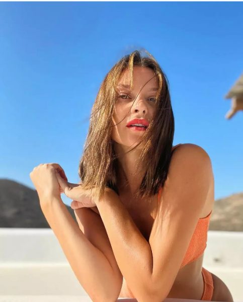 Yβόννη Μπόσνιακ: Με την κορούλα της στη Μύκονο πριν τη συναυλία του Ρέμου