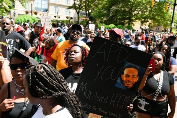 ΗΠΑ: Στη δημοσιότητα τα βίντεο των οκτώ αστυνομικών που σκότωσαν 25χρονο Αφροαμερικανό