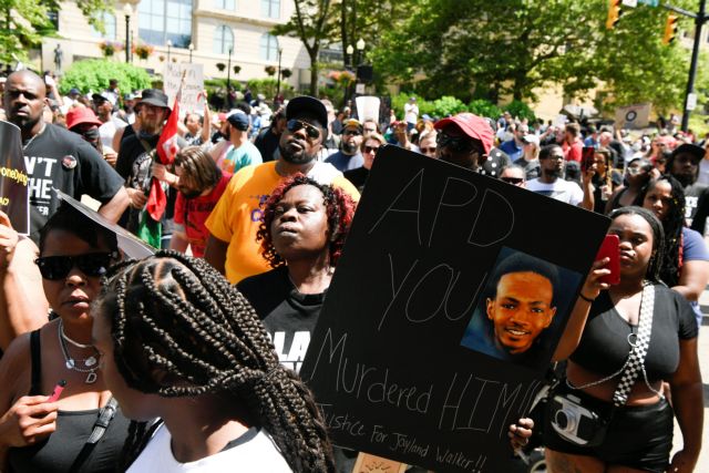 ΗΠΑ: Στη δημοσιότητα τα βίντεο των οκτώ αστυνομικών που σκότωσαν 25χρονο Αφροαμερικανό
