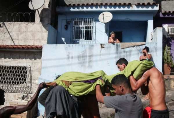 Βραζιλία: 18 νεκροί σε επιχείρηση της αστυνομίας σε φαβέλα του Ρίο ντε Τζανέιρο (σκληρές εικόνες)