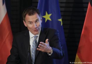 Βρετανία: Ο Τζέρεμι Χαντ στηρίζει τον Ρίσι Σούνακ στην κούρσα διαδοχής του Τζόνσον