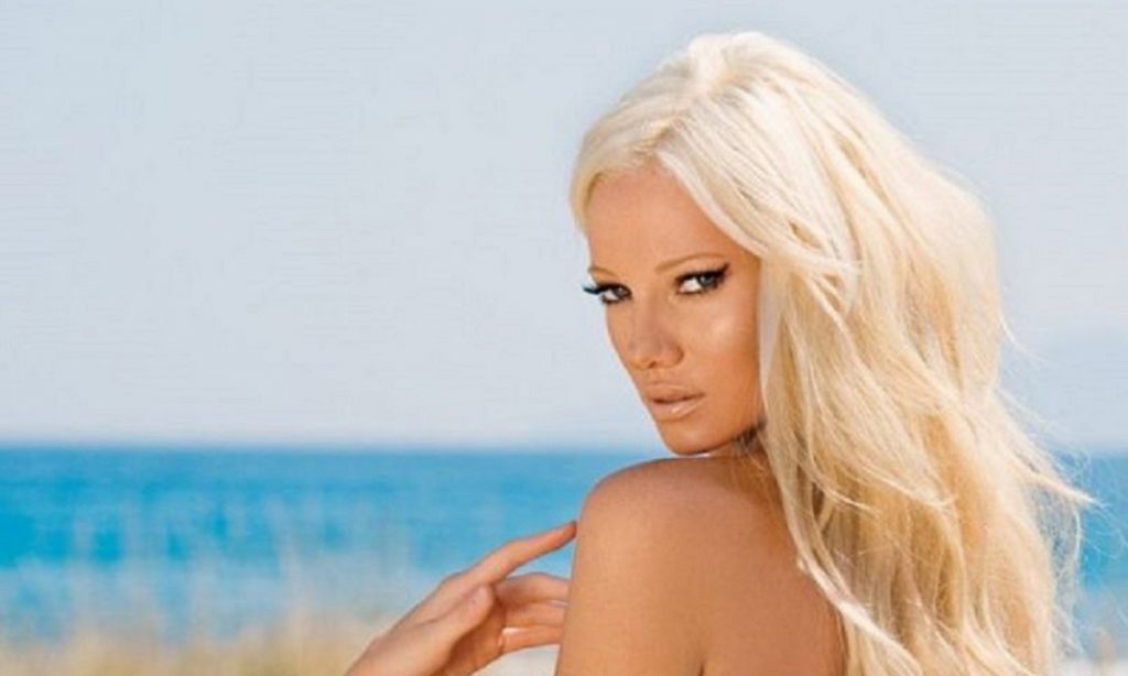 Τζούλια Αλεξανδράτου: Χαμός στην πίστα – Τραγουδούσε και… έπεσε το φόρεμά της