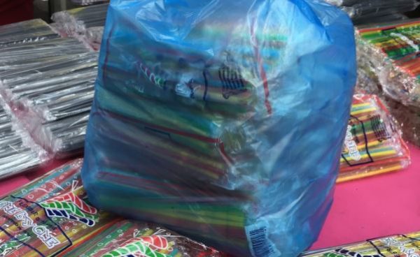 Πλαστικά καλαμάκια: Το πανηγύρι και η απαγόρευση