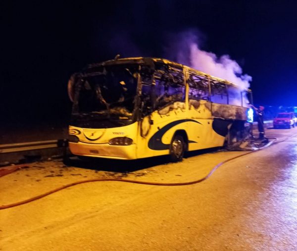 Ηγουμενίτσα: Λεωφορείο έγινε παρανάλωμα του πυρός – Σώοι οι επιβάτες