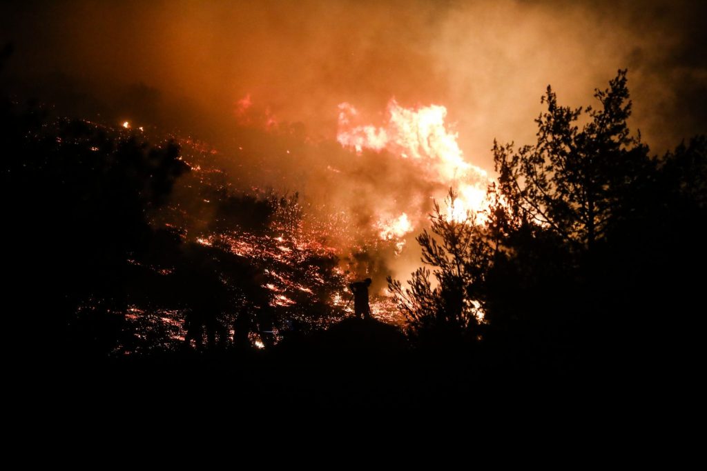Φωτιά στην Πεντέλη: Εκκλήσεις κατοίκων από τον λόφο Παλλήνης για βοήθεια – «Υπάρχουν εγκλωβισμένοι»