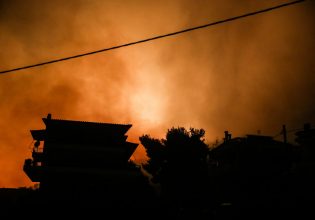 Φωτιά στην Πεντέλη: Αστυνομικοί απεγκλώβισαν 16 άτομα από Ντράφι και Ανθούσα