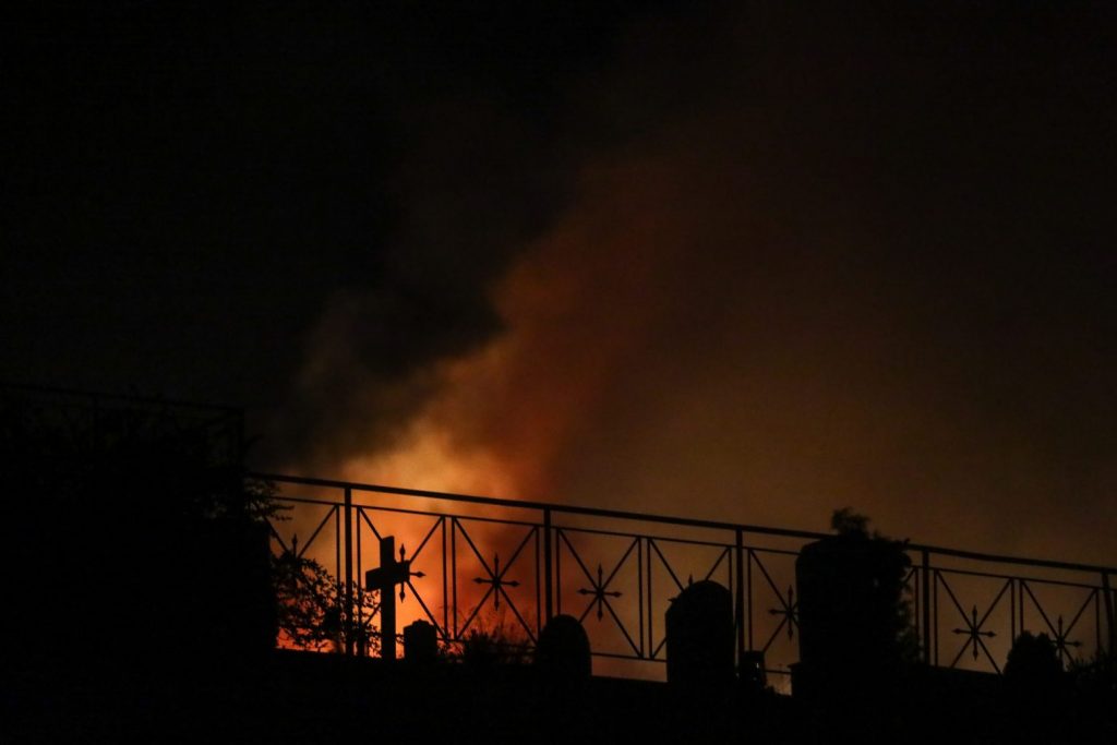 Φωτιά στην Πεντέλη: Νέο μήνυμα του 112 για εκκένωση ανατολικών περιοχών του Γέρακα