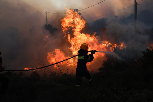 Φωτιά: Ακούγονται εκρήξεις στον Λόφο Έντισον στην Παλλήνη –  Καθησυχάζει η Εταιρεία Φυσικού Αερίου
