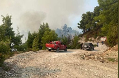 Χαλκιδική: Άνεμοι δυσχεραίνουν το έργο των πυροσβεστών στη Μόλα Καλύβα Κασσάνδρας – Τι συμβαίνει στη Φούρκα
