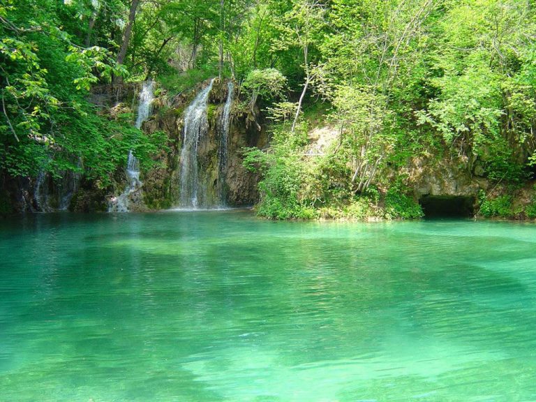 Θάσος: Βουτιά στους πανέμορφους καταρράκτες