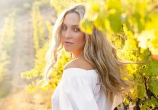 Κέιτ Χάντσον: Ποζάρει ημίγυμνη και ανεβάζει τον υδράργυρο στα ύψη