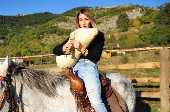 Δεν άφησαν νεαρή μουσικό να ανέβει στη σκηνή επειδή φορούσε… σορτσάκι