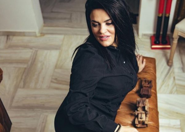 Φωτιά στην Πεντέλη: Οι φλόγες έφτασαν έξω από το σπίτι της Δήμητρας Κατσαφάδου